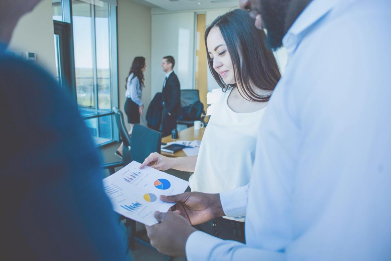 Documentos financieros y análisis de ratios en mesa de trabajo