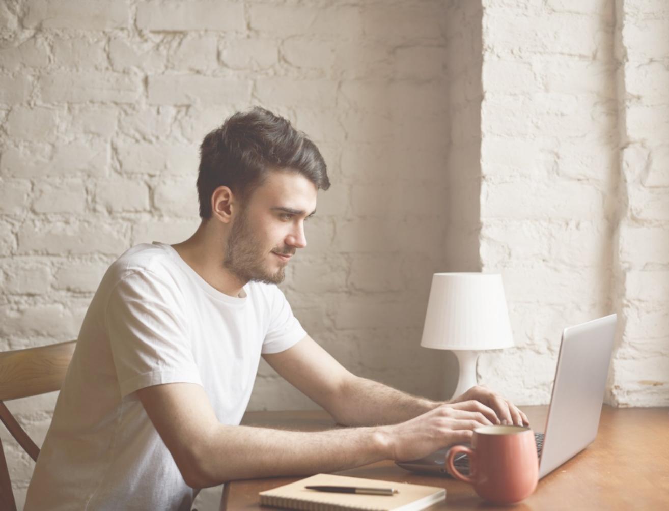 Equipo de soporte técnico trabajando en consultas de estudiantes sobre análisis financiero