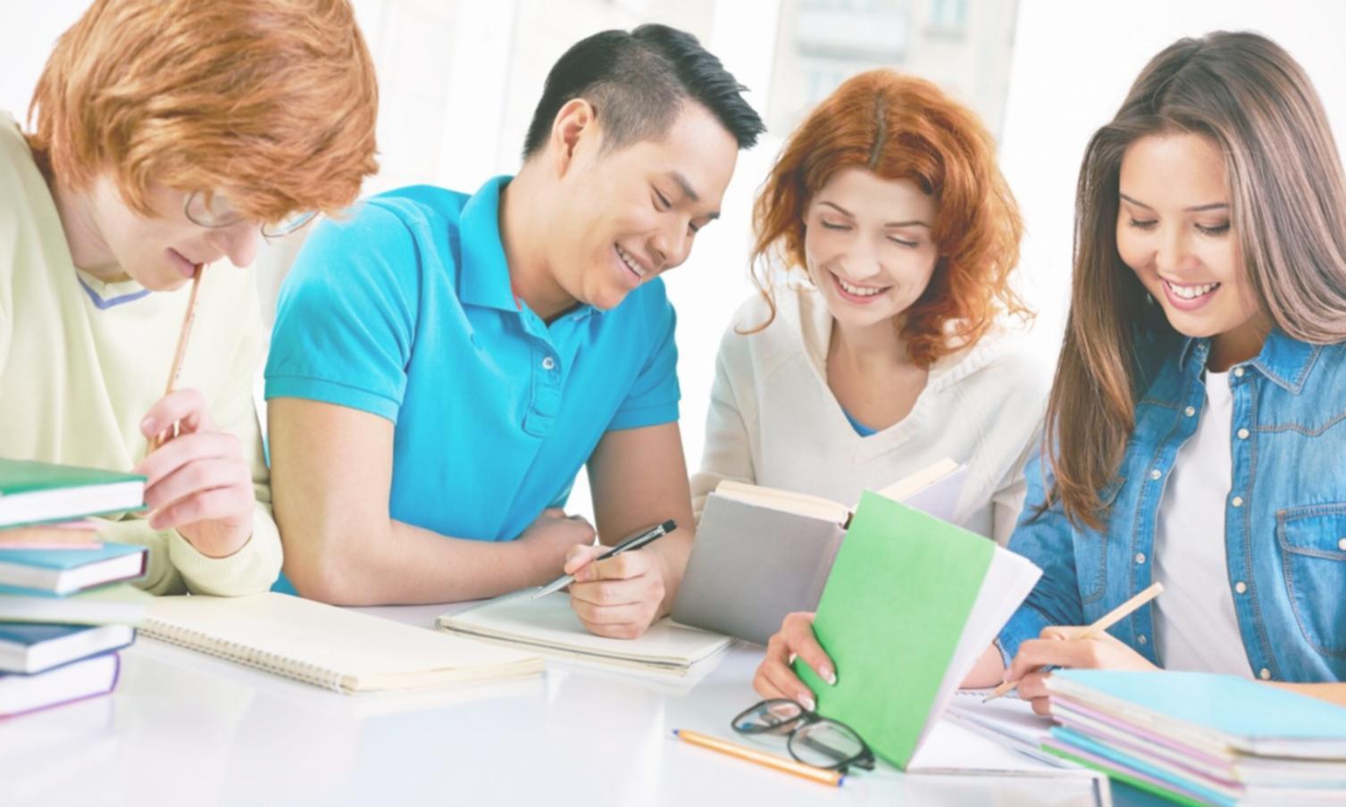 Profesionales analizando ratios financieros en una sesión de trabajo colaborativo