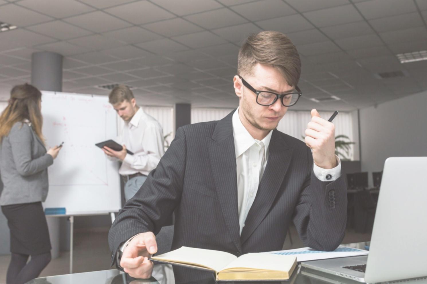 Estudiante analizando ratios financieros en ordenador con gráficos y calculadora sobre el escritorio